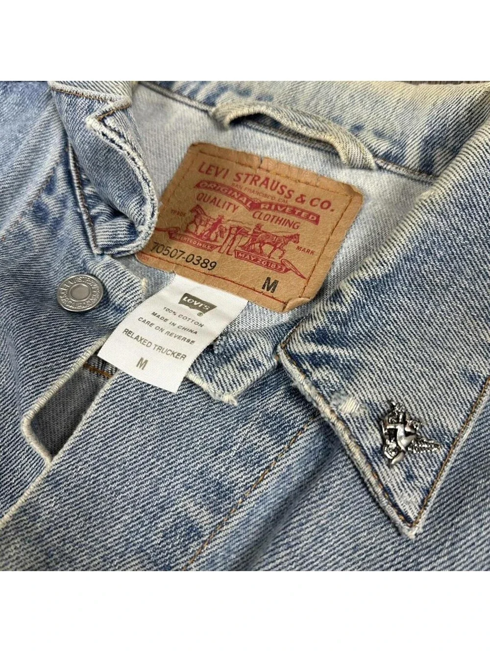 Vintage Levi’s Denim Trucker jacket distressed light washed Mens Medium